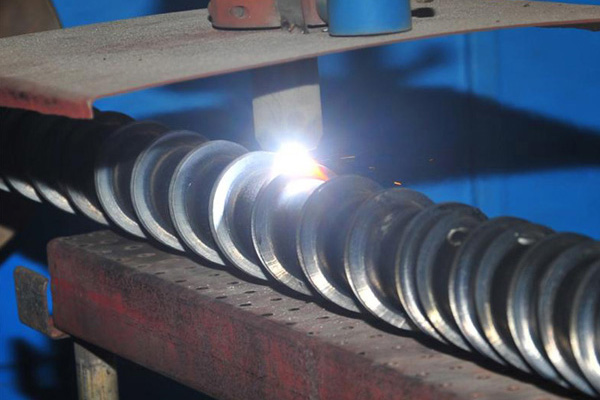 Conas a dhéanann tú do sciath scriú bimetallic?
